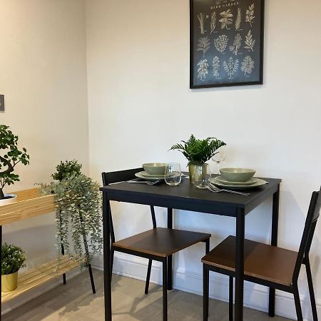 Apartmán Magnificent Refurbished 1 Bed Flat Few Steps To High St ! - 4 East House Epsom Exteriér fotografie