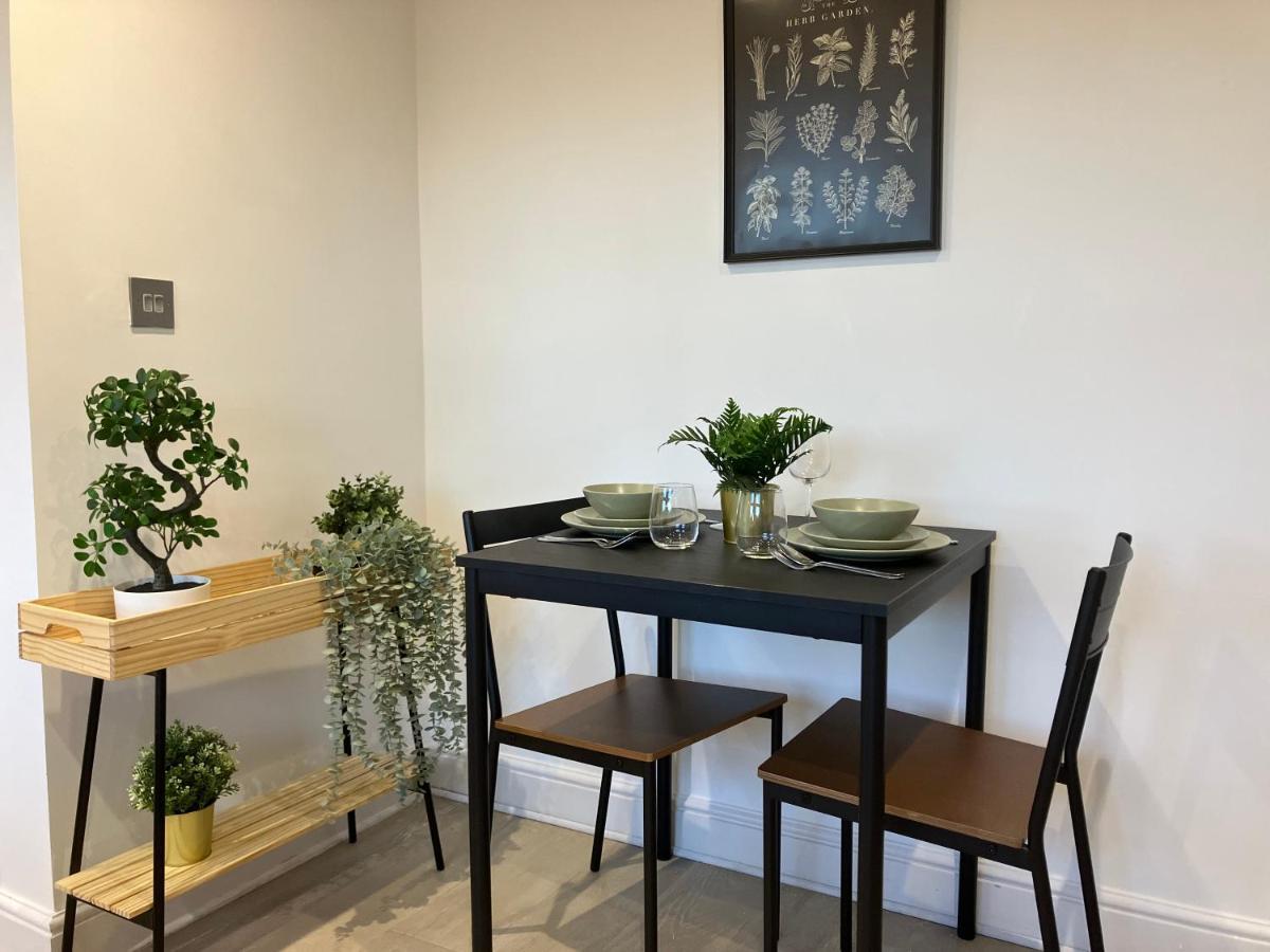 Apartmán Magnificent Refurbished 1 Bed Flat Few Steps To High St ! - 4 East House Epsom Exteriér fotografie