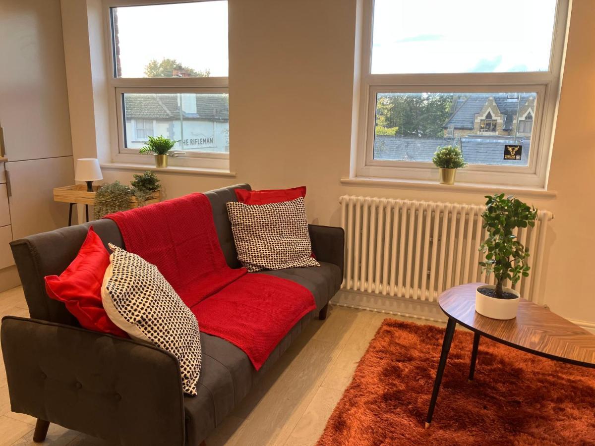 Apartmán Magnificent Refurbished 1 Bed Flat Few Steps To High St ! - 4 East House Epsom Exteriér fotografie