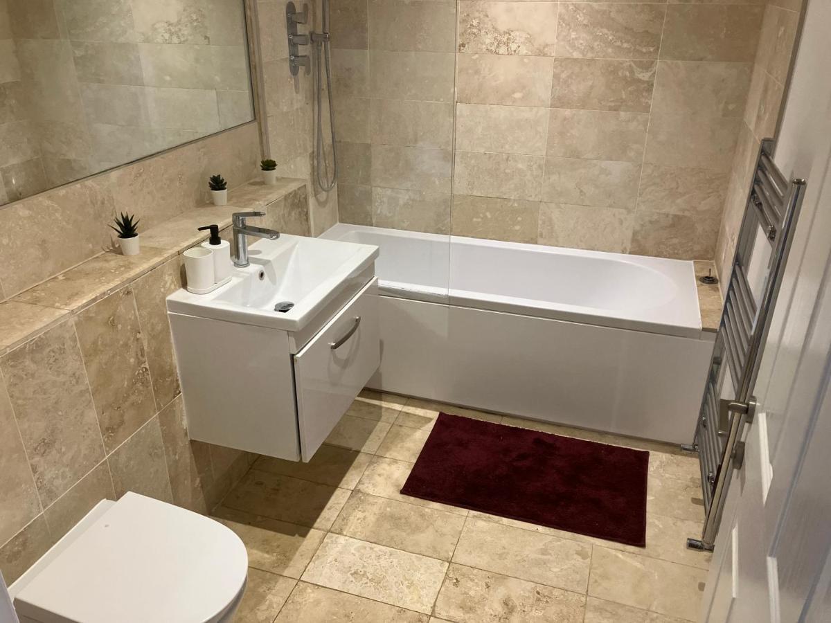 Apartmán Magnificent Refurbished 1 Bed Flat Few Steps To High St ! - 4 East House Epsom Exteriér fotografie